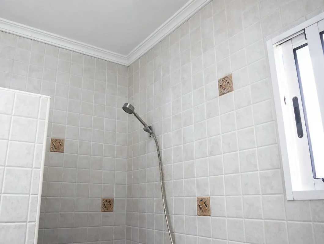 Mold remediation service in Dallas, Texas, showing a bathroom fully cleaned and restored after professional mold removal and sanitization.